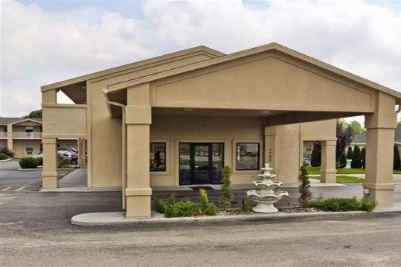 Quality Inn & Suites Big Rapids Near University מראה חיצוני תמונה