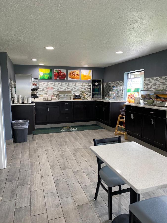 Quality Inn & Suites Big Rapids Near University מראה חיצוני תמונה