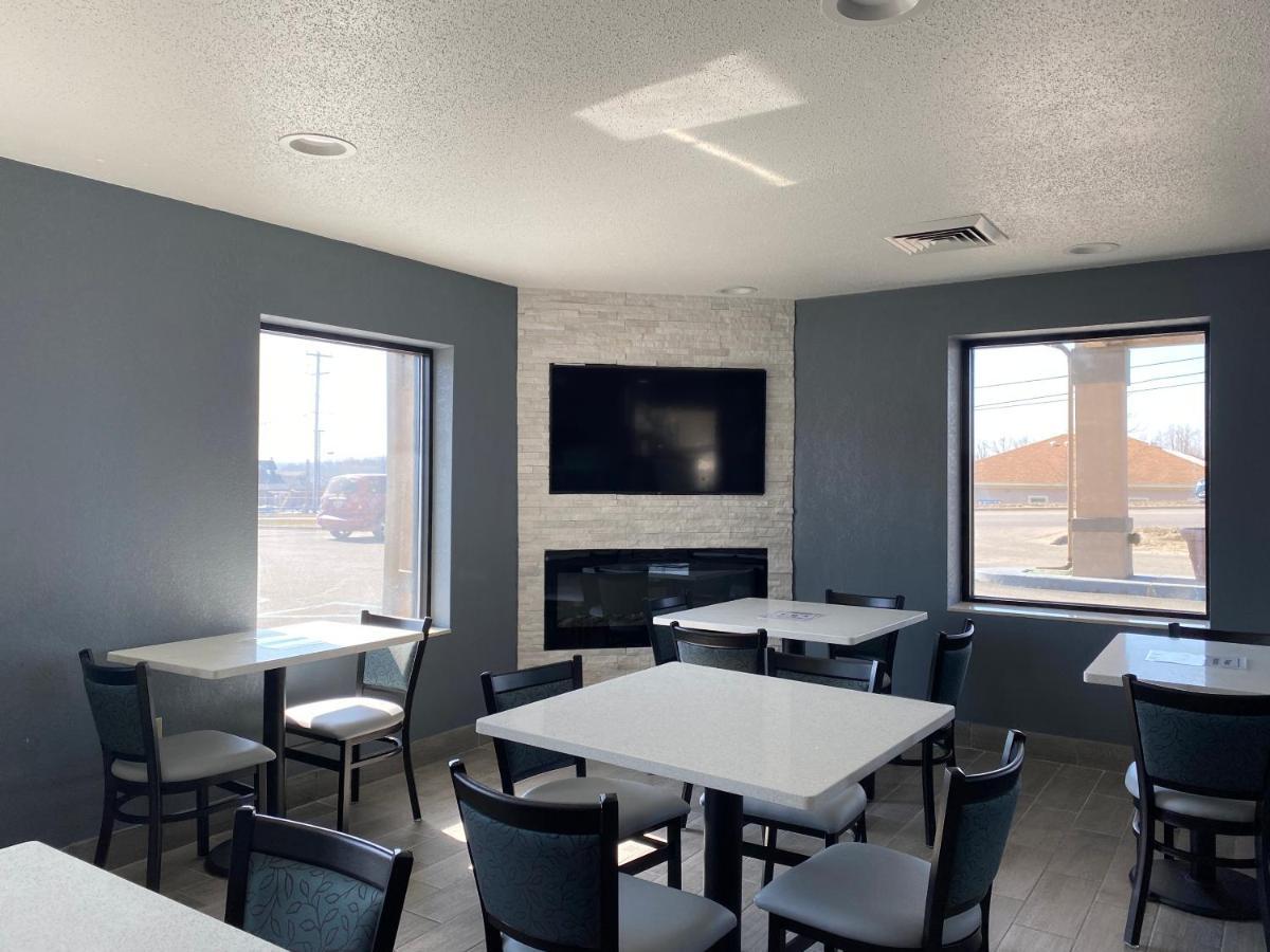 Quality Inn & Suites Big Rapids Near University מראה חיצוני תמונה