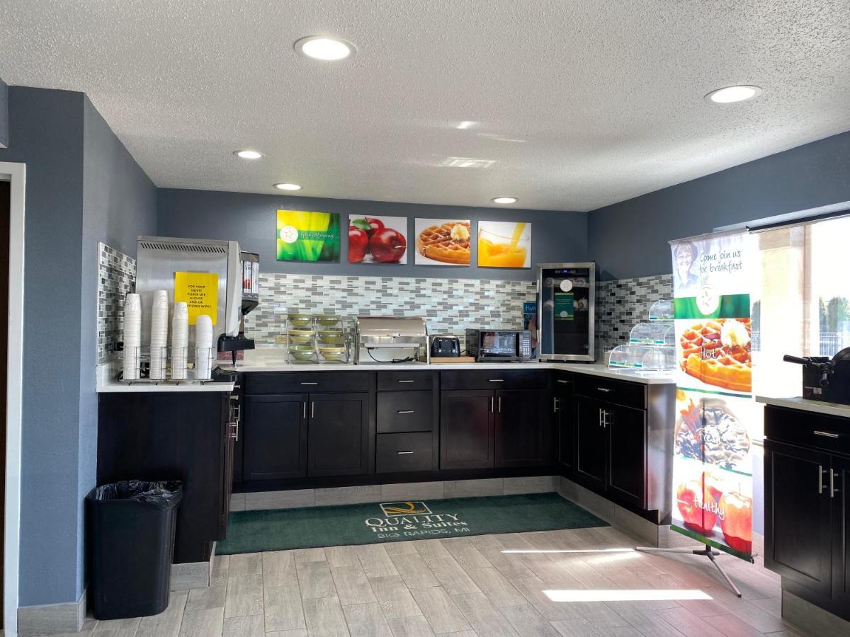 Quality Inn & Suites Big Rapids Near University מראה חיצוני תמונה
