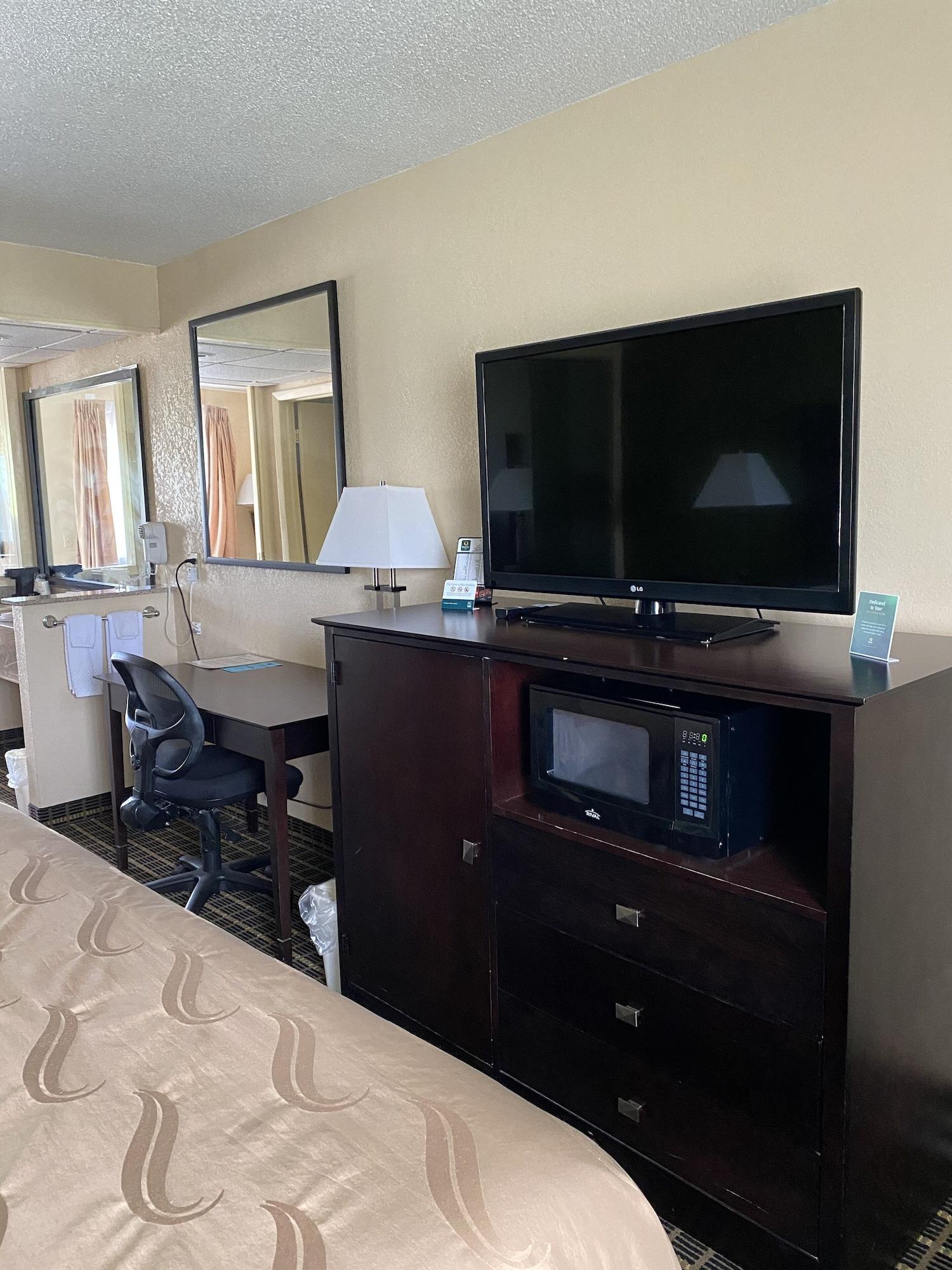 Quality Inn & Suites Big Rapids Near University מראה חיצוני תמונה