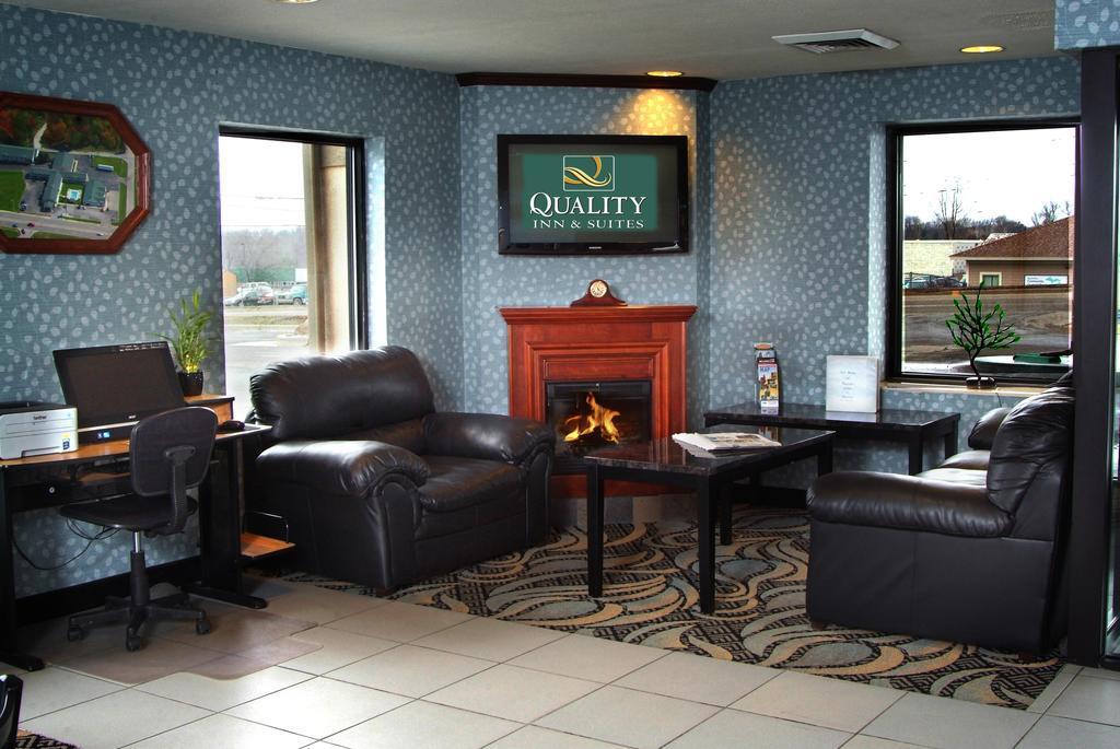 Quality Inn & Suites Big Rapids Near University מראה חיצוני תמונה