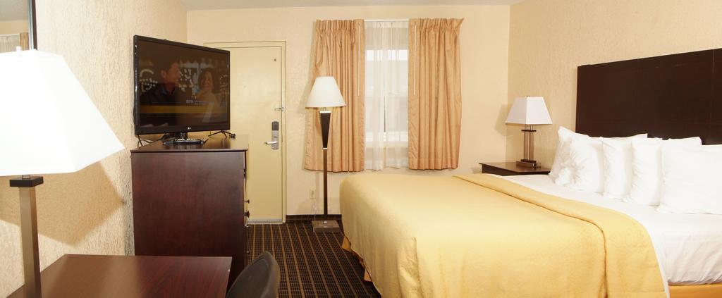 Quality Inn & Suites Big Rapids Near University מראה חיצוני תמונה