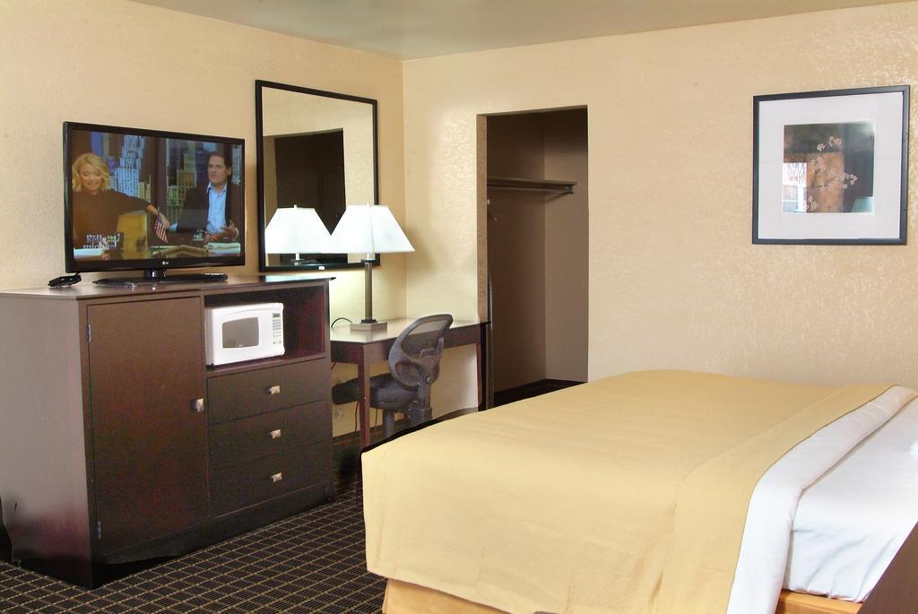 Quality Inn & Suites Big Rapids Near University מראה חיצוני תמונה