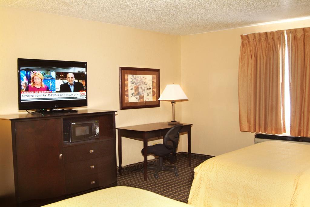 Quality Inn & Suites Big Rapids Near University מראה חיצוני תמונה