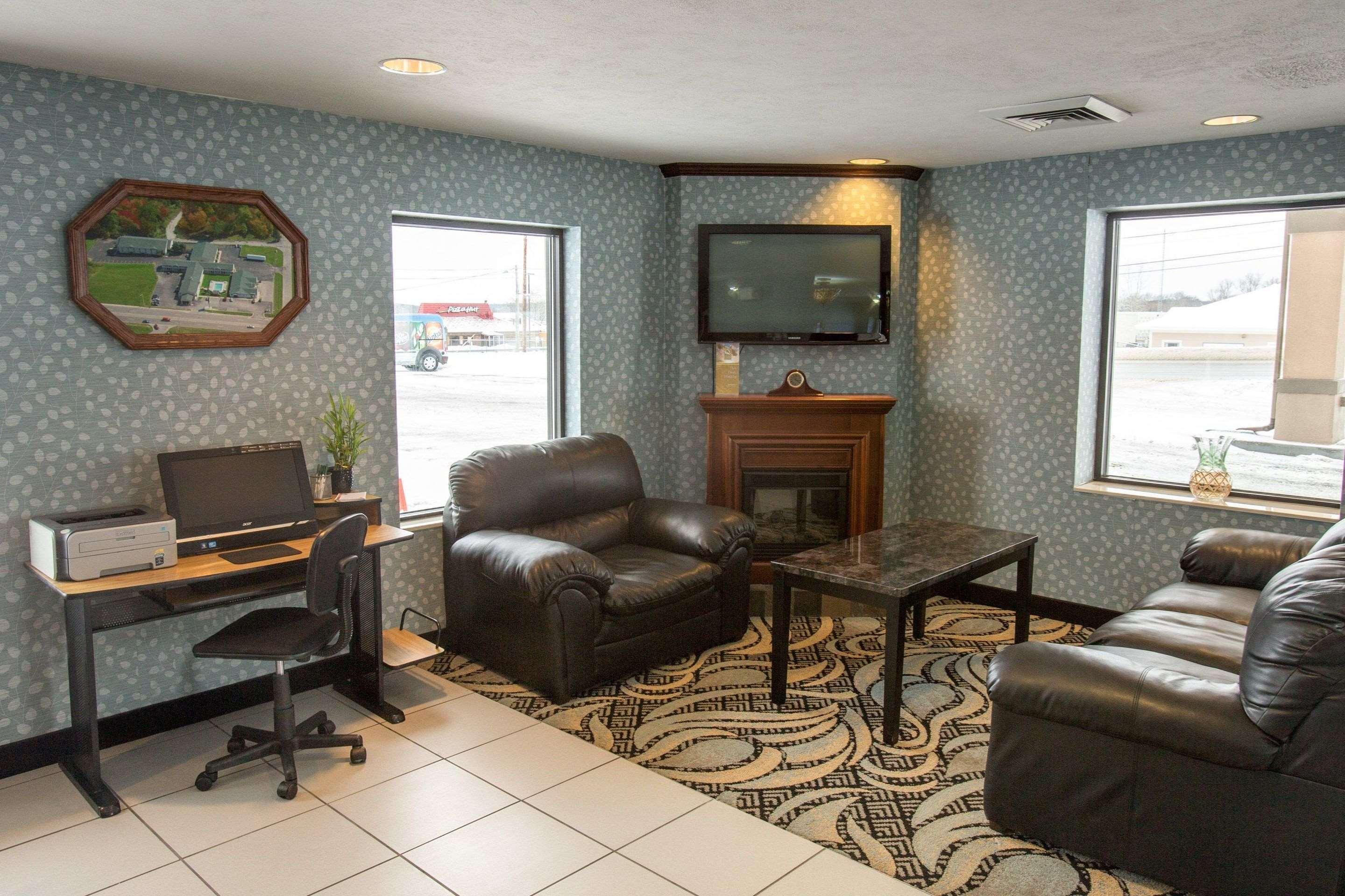 Quality Inn & Suites Big Rapids Near University מראה חיצוני תמונה