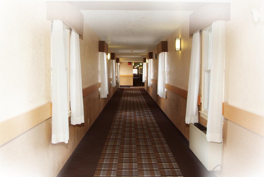Quality Inn & Suites Big Rapids Near University מראה חיצוני תמונה