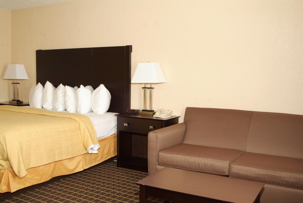 Quality Inn & Suites Big Rapids Near University מראה חיצוני תמונה