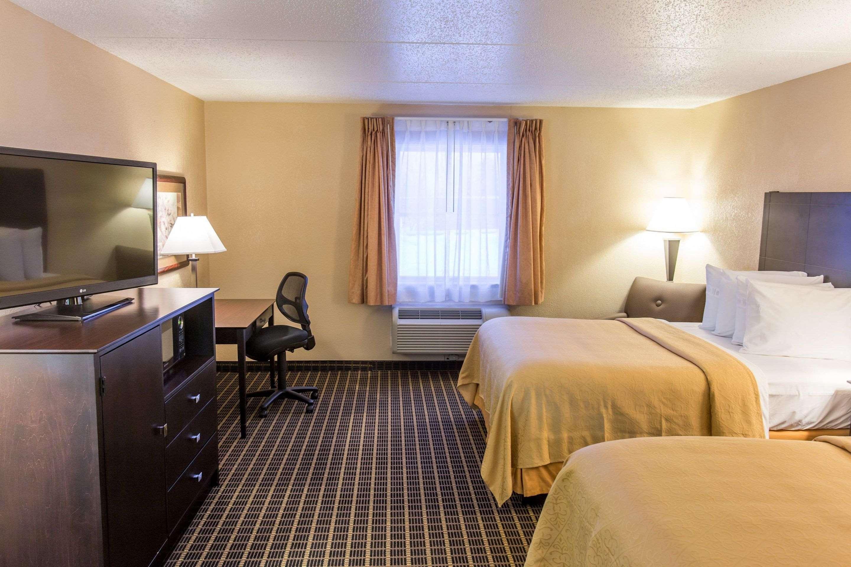Quality Inn & Suites Big Rapids Near University מראה חיצוני תמונה