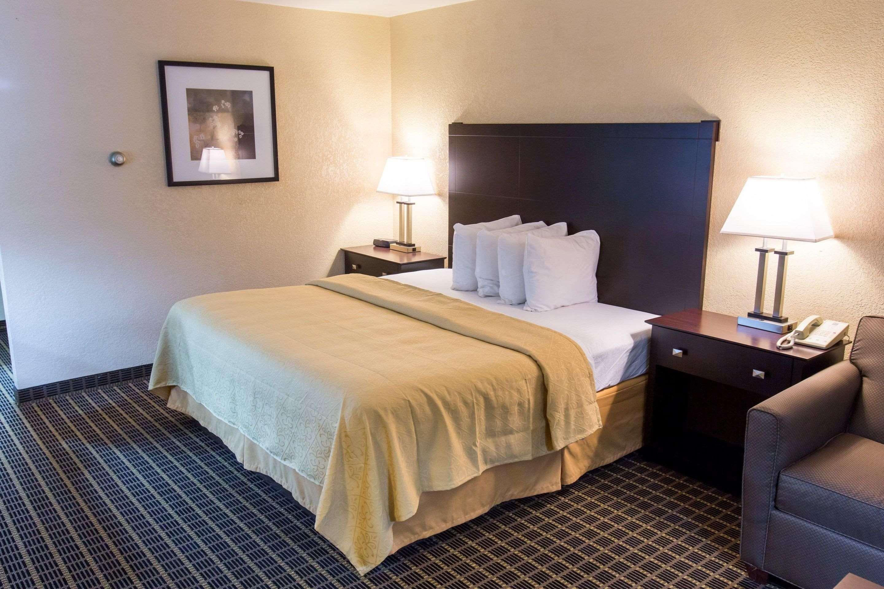 Quality Inn & Suites Big Rapids Near University מראה חיצוני תמונה