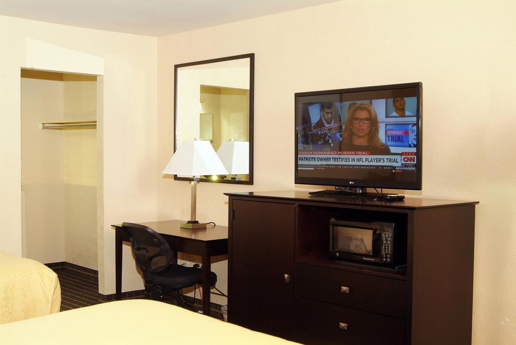 Quality Inn & Suites Big Rapids Near University מראה חיצוני תמונה