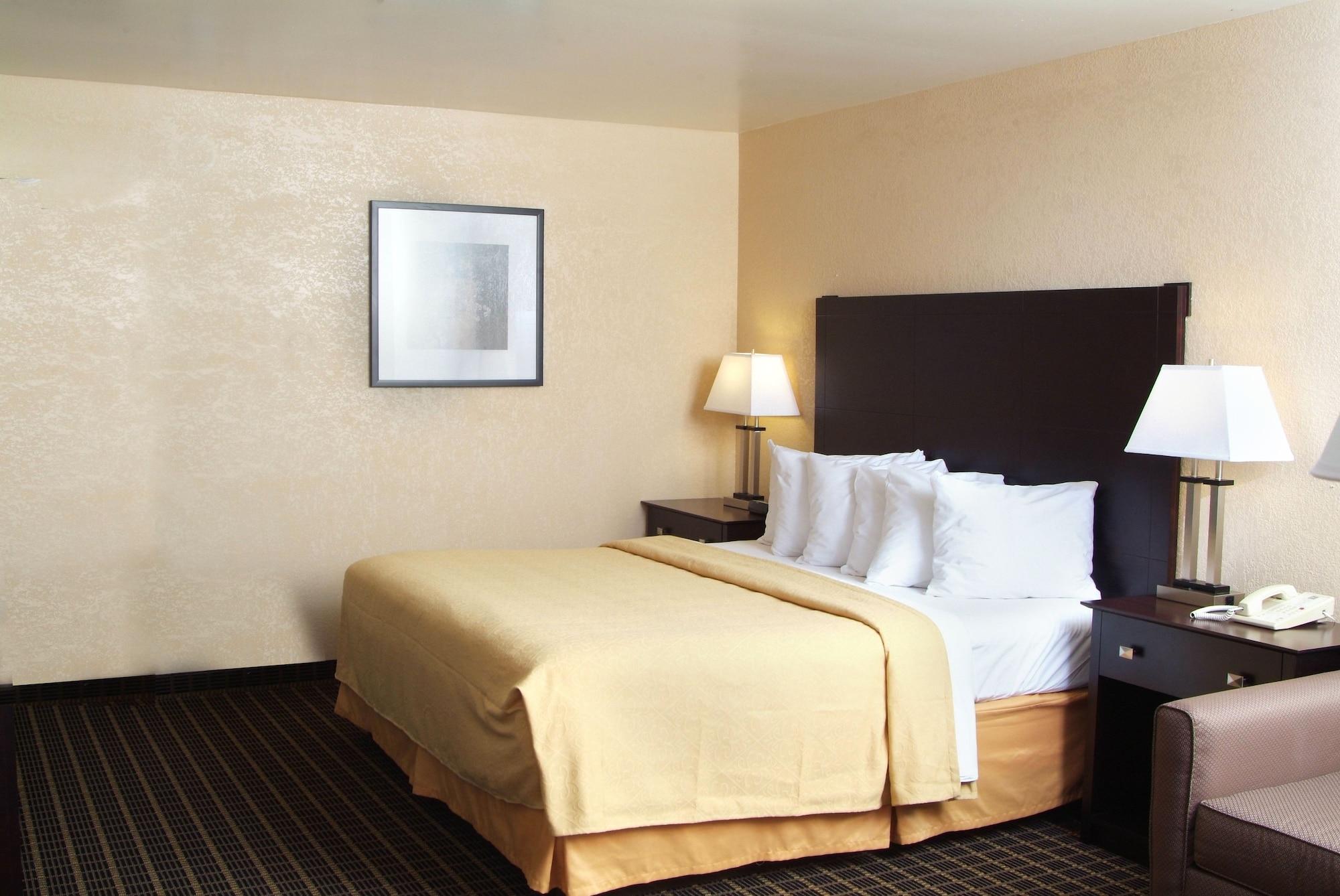 Quality Inn & Suites Big Rapids Near University מראה חיצוני תמונה