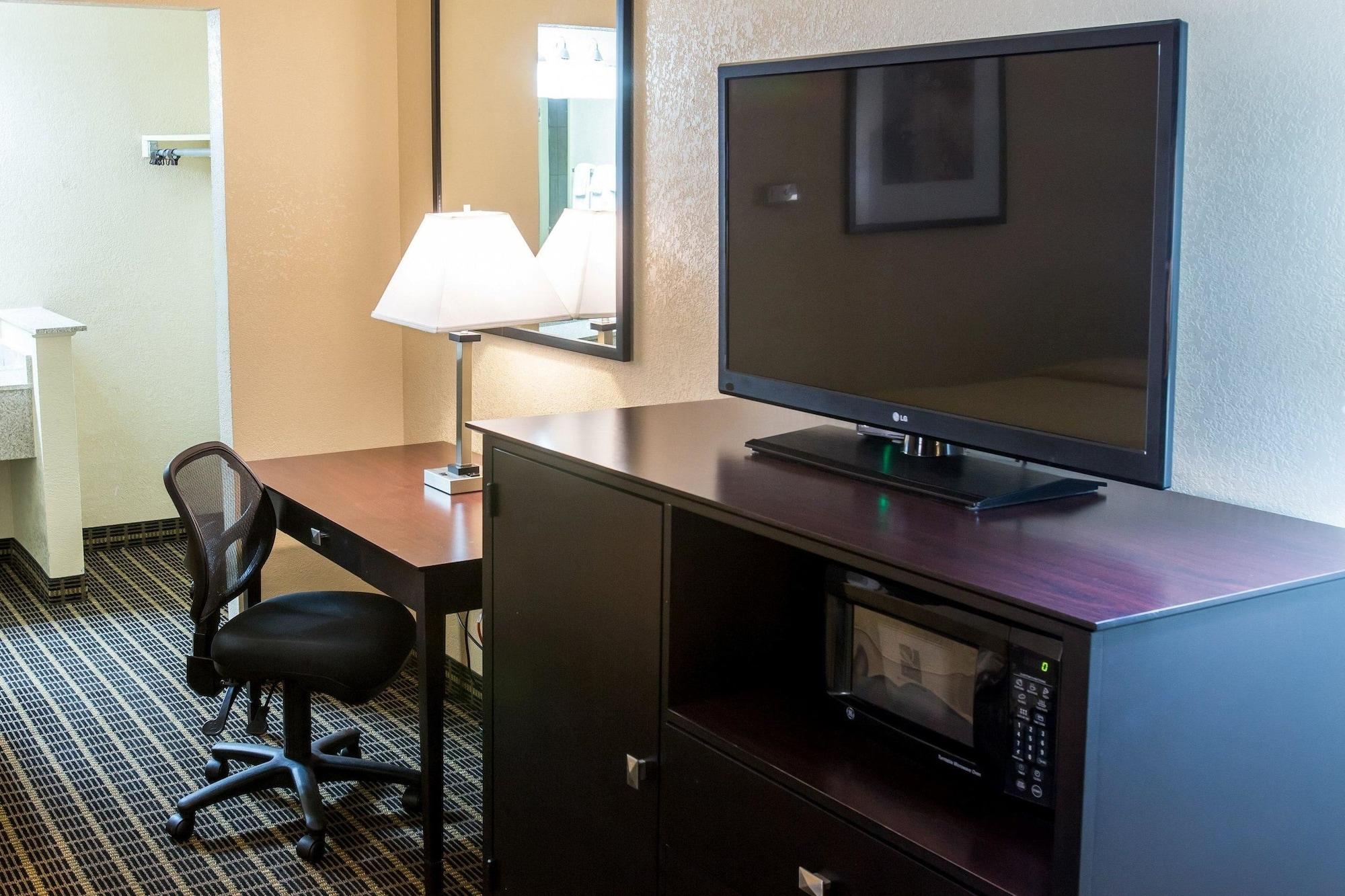 Quality Inn & Suites Big Rapids Near University מראה חיצוני תמונה