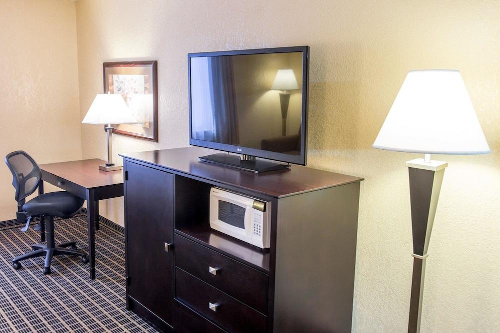 Quality Inn & Suites Big Rapids Near University מראה חיצוני תמונה