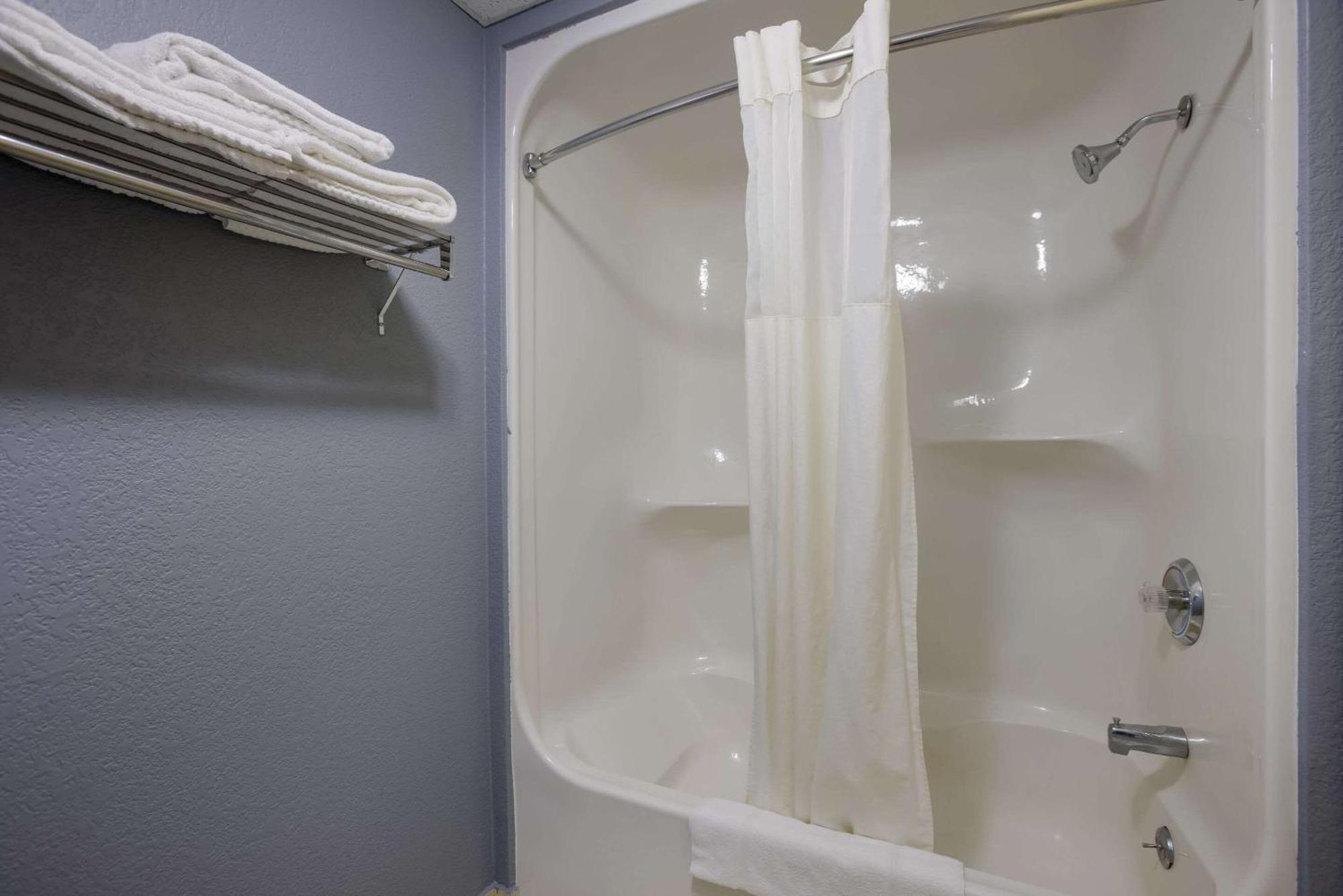 Quality Inn & Suites Big Rapids Near University מראה חיצוני תמונה