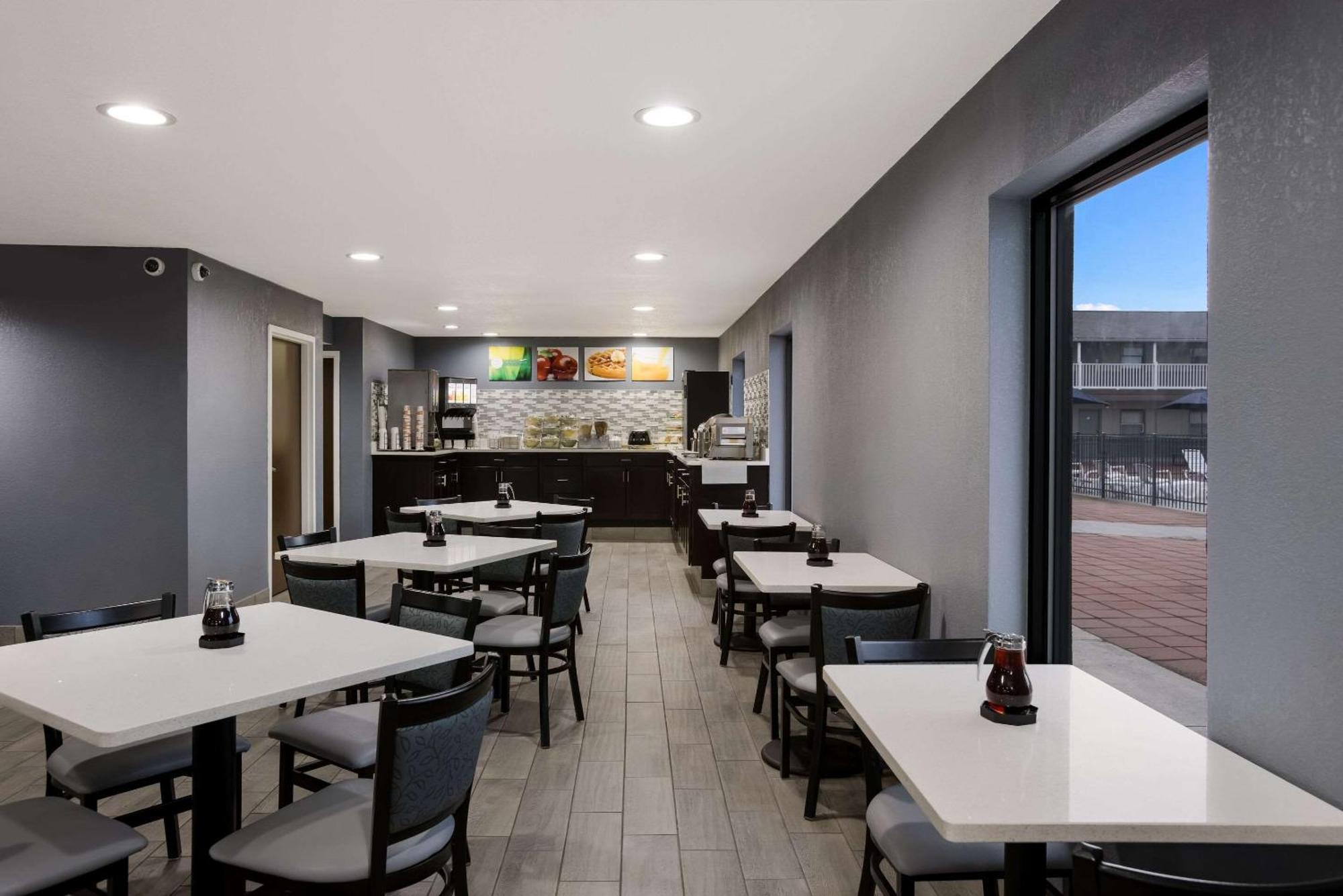Quality Inn & Suites Big Rapids Near University מראה חיצוני תמונה