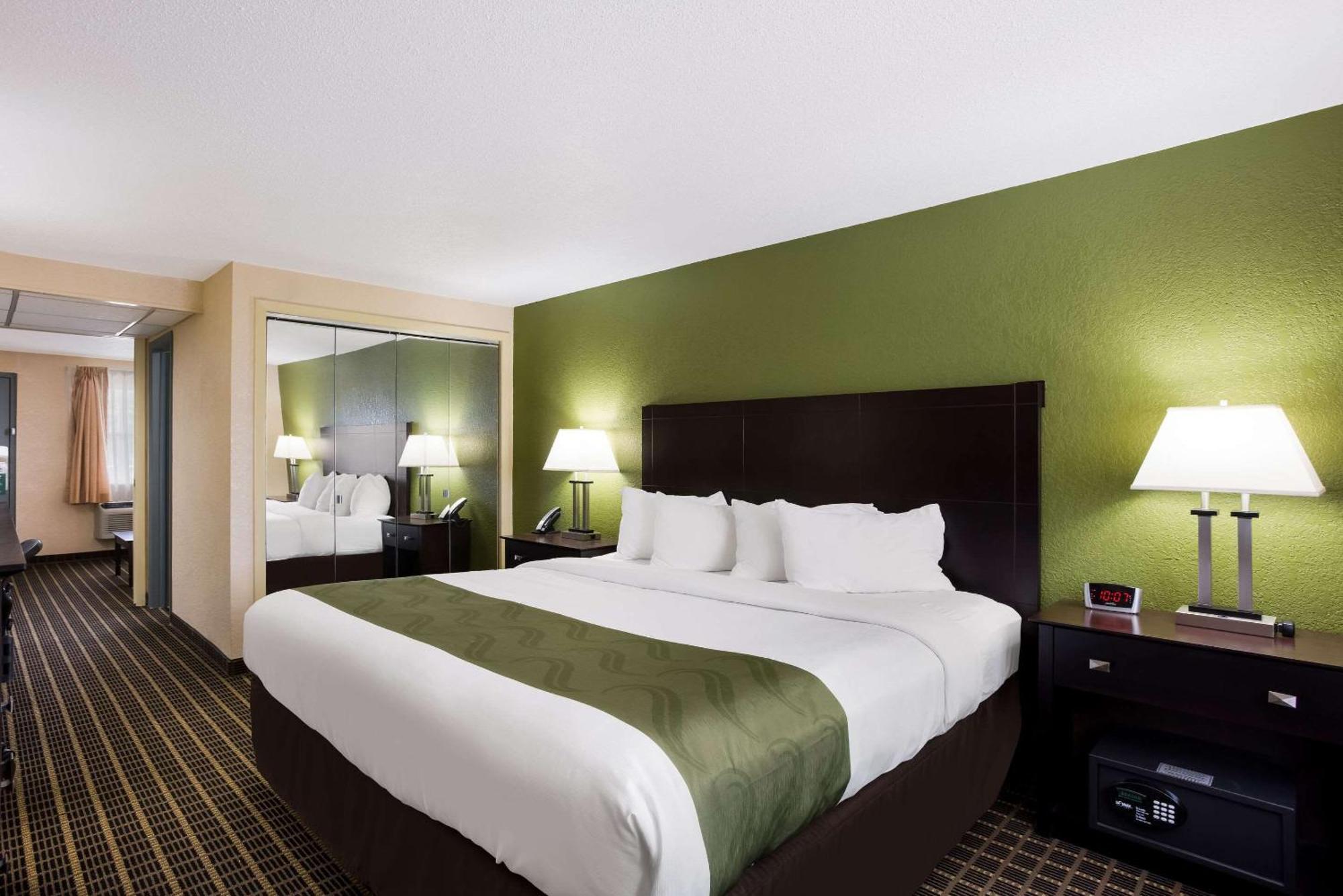 Quality Inn & Suites Big Rapids Near University מראה חיצוני תמונה