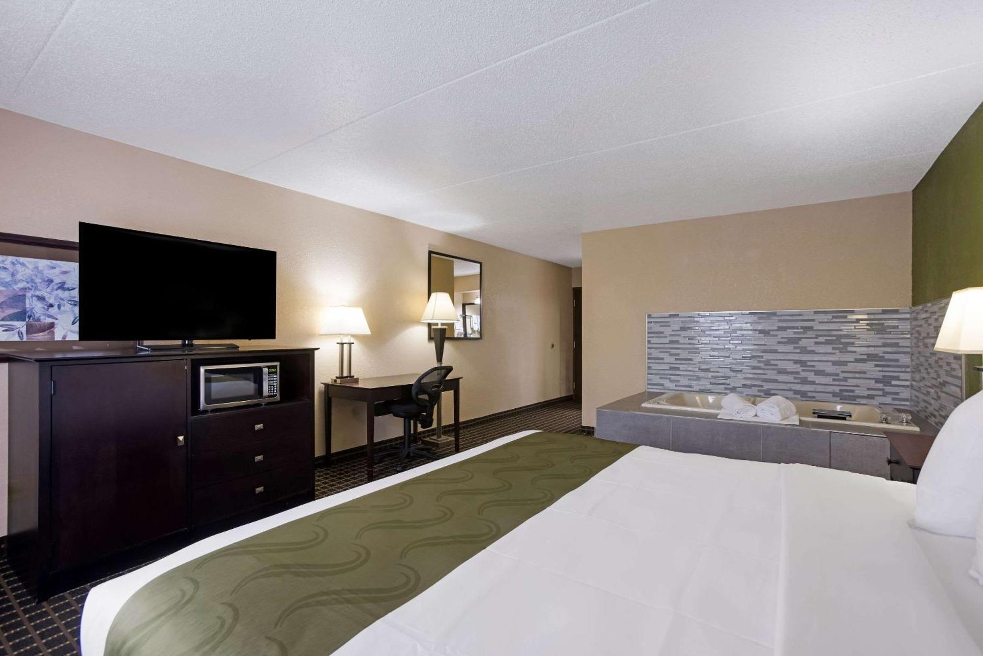 Quality Inn & Suites Big Rapids Near University מראה חיצוני תמונה