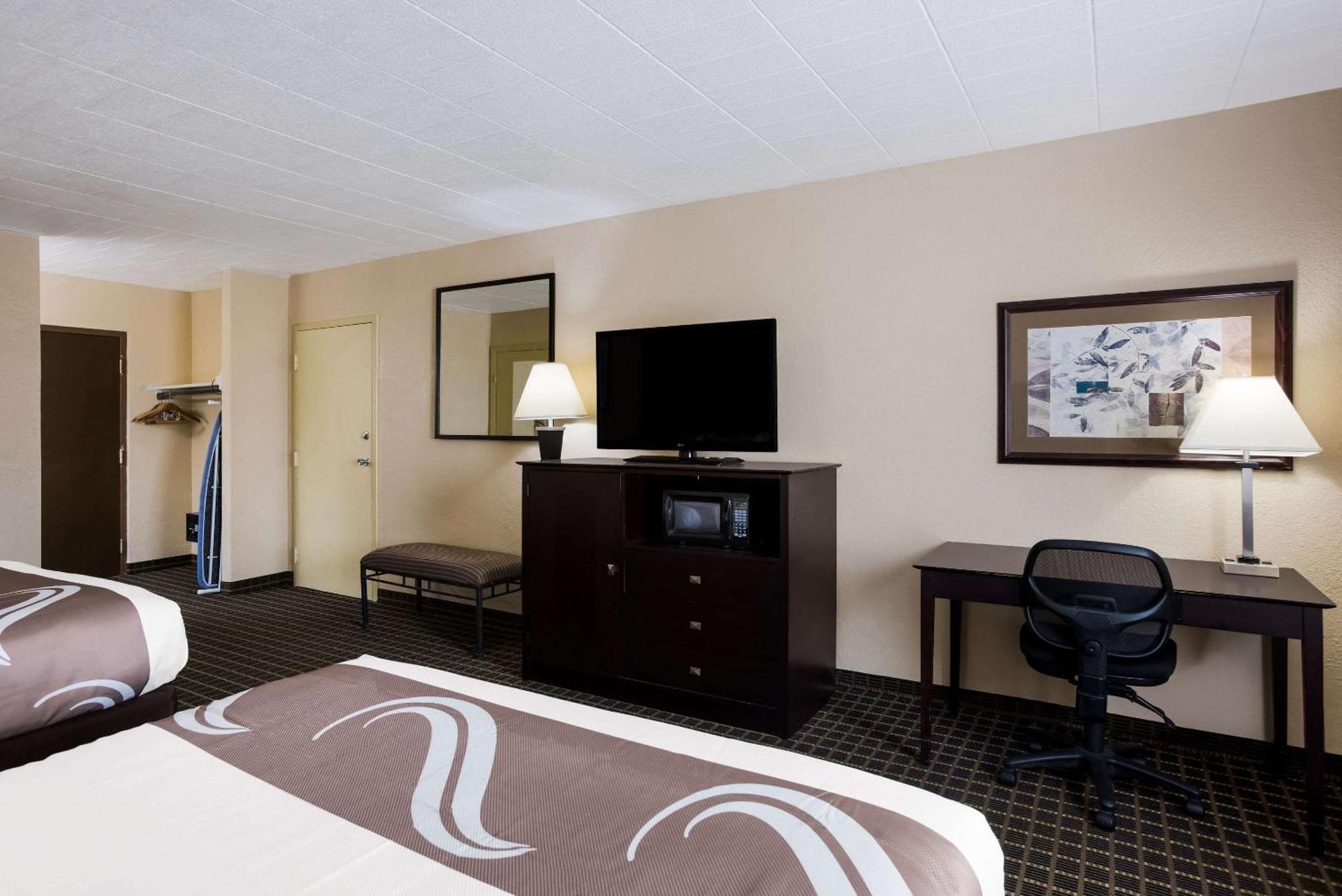 Quality Inn & Suites Big Rapids Near University מראה חיצוני תמונה