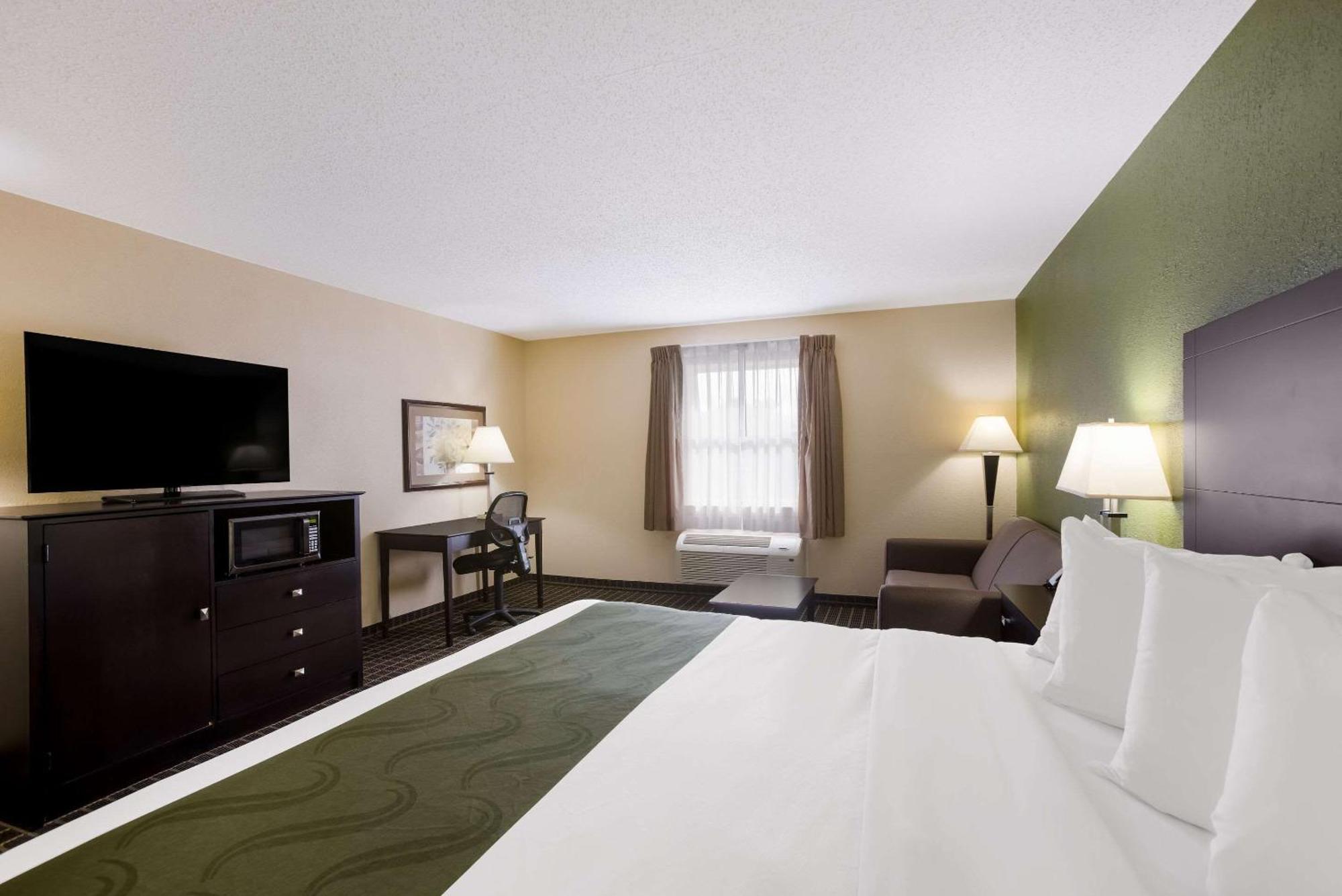 Quality Inn & Suites Big Rapids Near University מראה חיצוני תמונה
