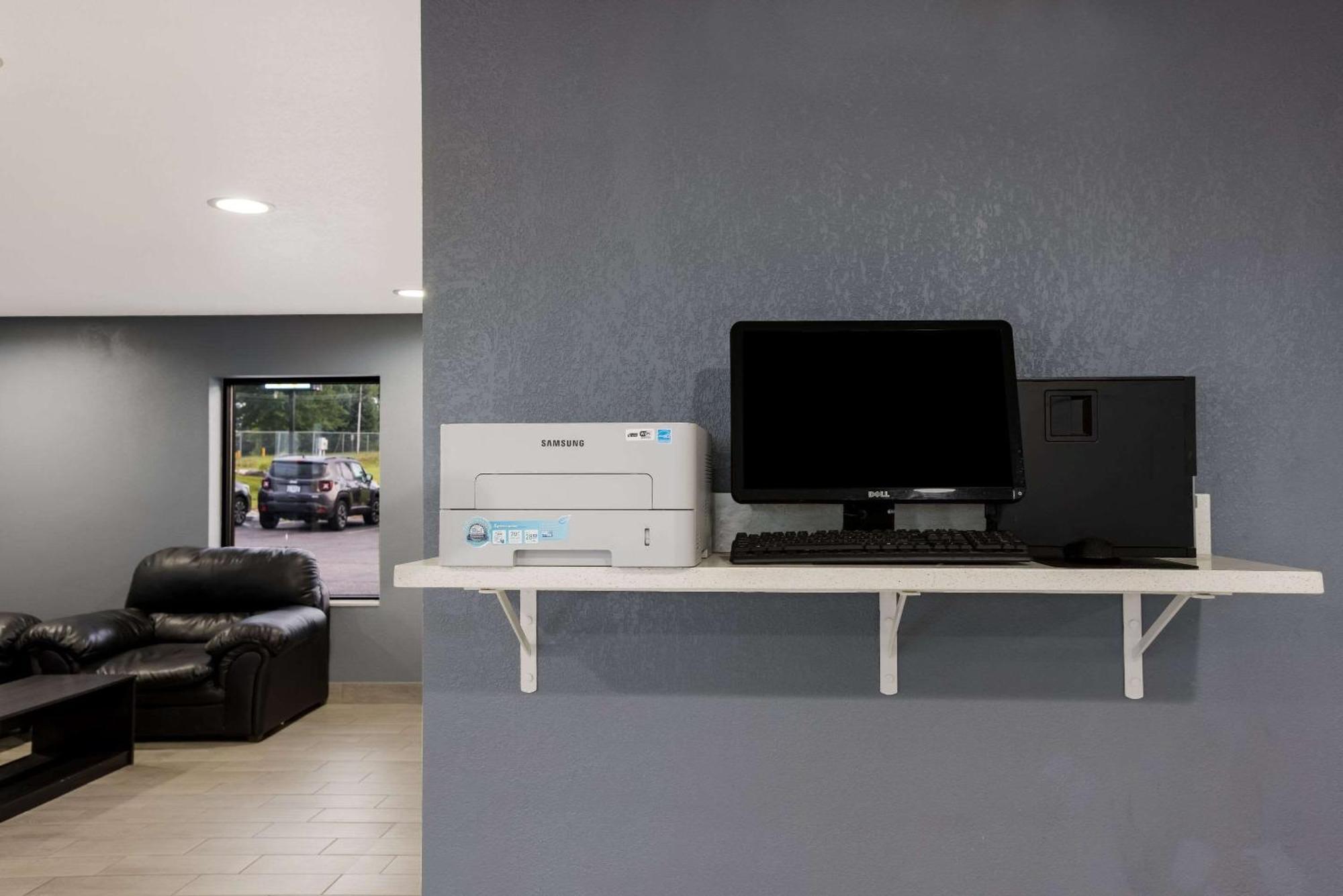 Quality Inn & Suites Big Rapids Near University מראה חיצוני תמונה