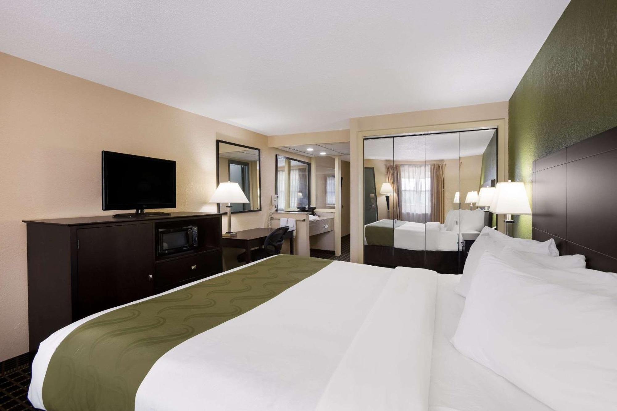 Quality Inn & Suites Big Rapids Near University מראה חיצוני תמונה