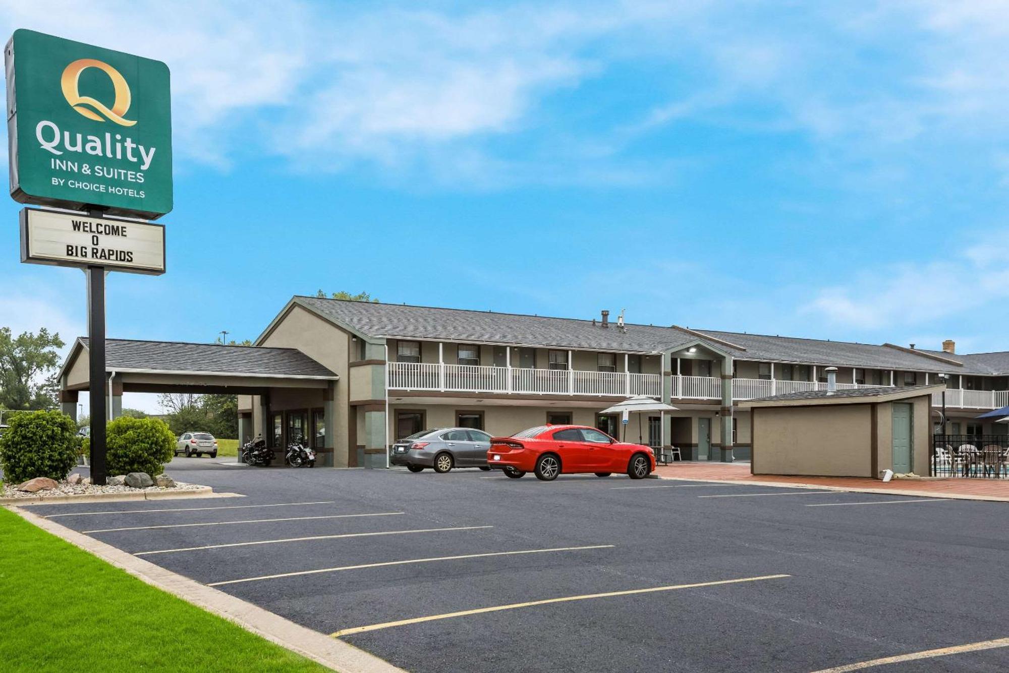 Quality Inn & Suites Big Rapids Near University מראה חיצוני תמונה