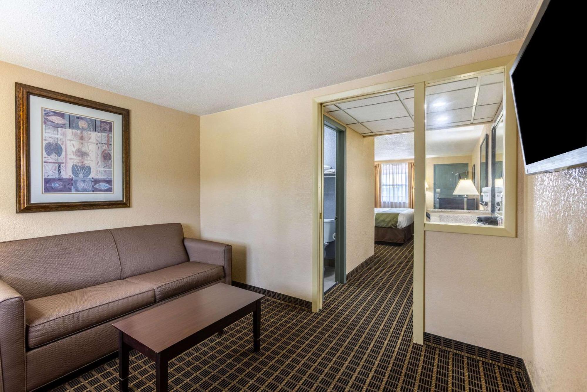 Quality Inn & Suites Big Rapids Near University מראה חיצוני תמונה